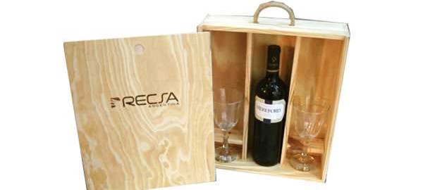 caja de vino con copas